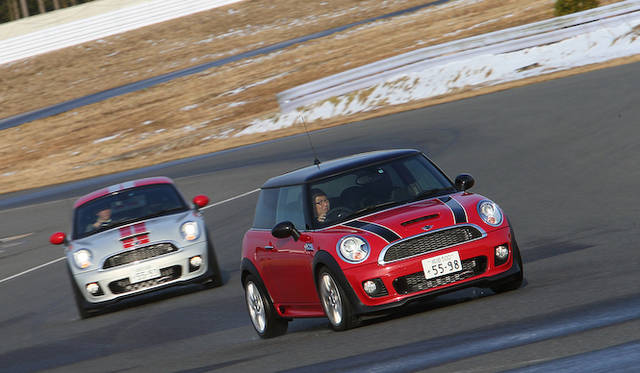 赤のモデルはMT仕様