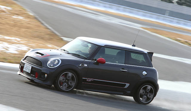 ダイナミック・スタビリティ・コントロール（DSC）には、電子制御式のリミテッド・スリップ・ディファレンシャル機能をそなえたGPモードを用意している「GP」。結果、電子制御は、ギリギリまで介入しない