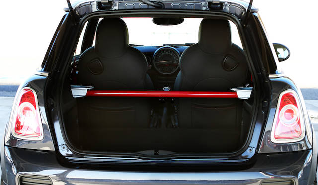 後席をとりはずし、かわりに「ラゲッジプロテクトバー」を備える