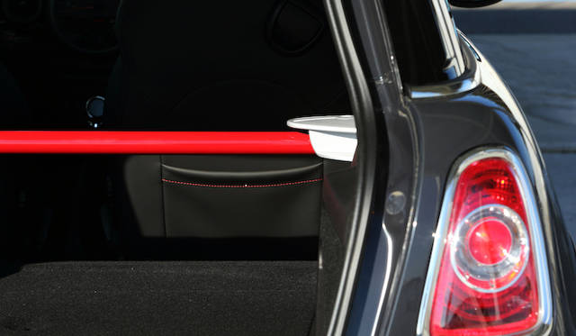 後席をとりはずし、かわりに「ラゲッジプロテクトバー」を備える