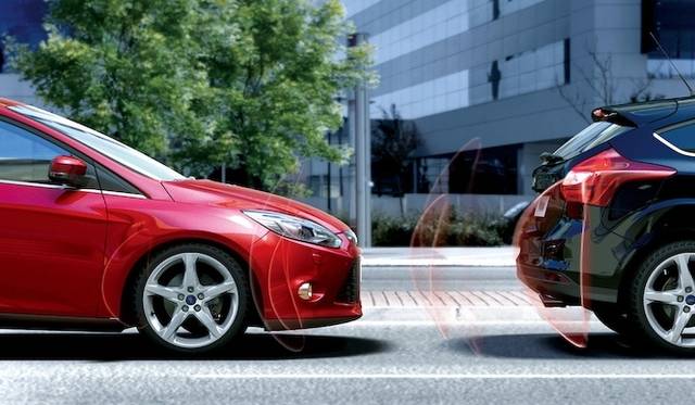 <strong>Ford Focus｜フォード フォーカス</strong><br />衝突回避・軽減システムである「アクティブ・シティ・ストップ」を標準装備。前方の車両や障害物をレーザーセンサーで検知し、相対速度が時速15km未満の場合は自動でブレーキをかけ衝突を回避。時速15km以上、30km未満のときには衝突のダメージを軽減するために自動減速する