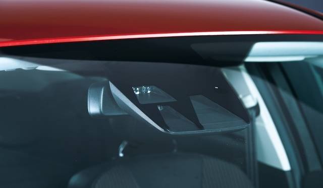 <strong>Ford Focus｜フォード フォーカス</strong><br />衝突回避・軽減システムである「アクティブ・シティ・ストップ」を標準装備。前方の車両や障害物をレーザーセンサーで検知し、相対速度が時速15km未満の場合は自動でブレーキをかけ衝突を回避。時速15km以上、30km未満のときには衝突のダメージを軽減するために自動減速する