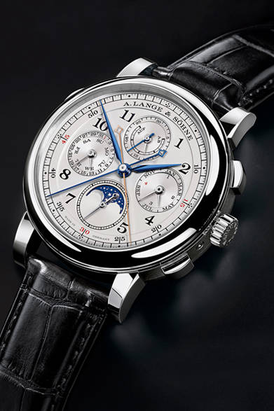 <strong>A. Lange ＆ Söhne｜A.ランゲ＆ゾーネ</strong><br />「1815 ラトラパント・パーペチュアルカレンダー」9時位置のサブダイヤルは日付と曜日、3時位置は月とうるう年を表示。また12時位置は分積算計とパワーリザーブを、6時位置はムーンフェイズ表示する