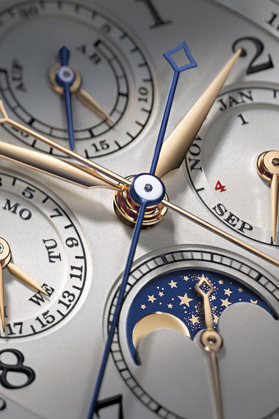 <strong>A. Lange ＆ Söhne｜A.ランゲ＆ゾーネ</strong><br />「1815 ラトラパント・パーペチュアルカレンダー」アラビア数字やレイルウェイモチーフの分目盛りなどのクラシカルなデザインは、数々の名作懐中時計を生んだ創業者、アドルフ・ランゲに敬意を表した「1815」シリーズに一貫する手法だ