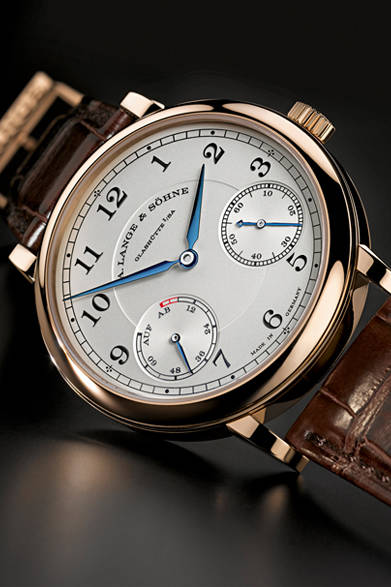 <strong>A. Lange ＆ Söhne｜A.ランゲ＆ゾーネ</strong><br />「1815 アップ／ダウン」従来の1815よりも針が一本増え、本作では四針タイプとなった