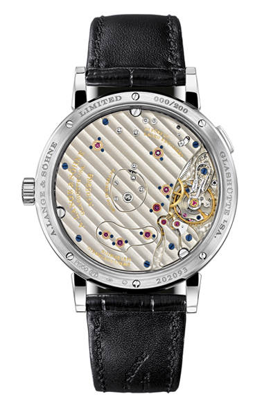 <strong>A. Lange ＆ Söhne｜A.ランゲ＆ゾーネ</strong><br />「グランド・ランゲ1“ルーメン”」サファイアクリスタルのシースルーバックを採用