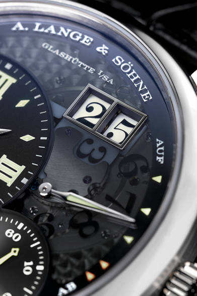 <strong>A. Lange ＆ Söhne｜A.ランゲ＆ゾーネ</strong><br />「グランド・ランゲ1“ルーメン”」半透明のブラックダイヤルを採用、デイトにはじめて蛍光表示を用いた