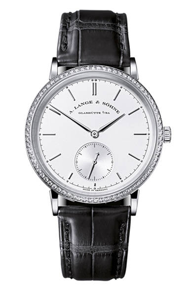 <strong>A. Lange ＆ Söhne｜A.ランゲ＆ゾーネ</strong><br />「サクソニア・オートマティック」WGケース、378万円、4月以降発売予定