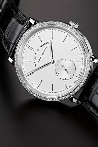 <strong>A. Lange ＆ Söhne｜A.ランゲ＆ゾーネ</strong><br />「サクソニア・オートマティック」ベゼル部分にセッティングされるのは、全部で76個（合計約0.7カラット）のブリリアントカットダイヤモンド