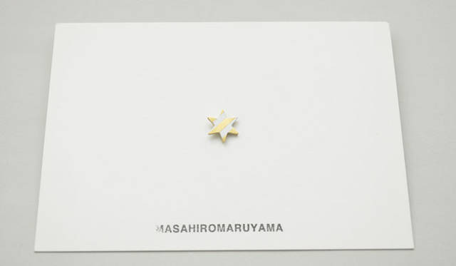 <strong>Continuer｜コンティニュエ</strong>　本別注モデルのノベルティとして、フレームにもほどこされている六光星をかたどったハンドメイド製の「ピンバッジ」が付属