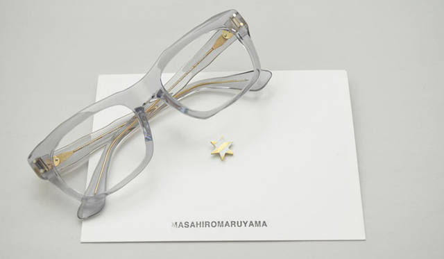 <strong>Continuer｜コンティニュエ</strong>　本別注モデルのノベルティとして、フレームにもほどこされている六光星をかたどったハンドメイド製の「ピンバッジ」が付属