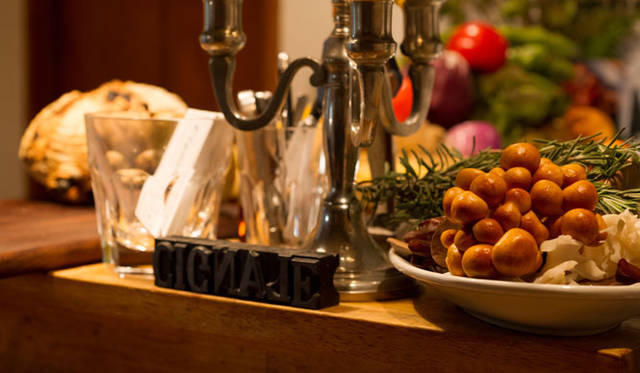 <strong>角田陽太｜東京浪漫酒場</strong>　学芸大学「Cignale Enoteca（チニャーレ・エノテカ）」　以前の店舗ではこのカウンターにはおでんがならんでいた