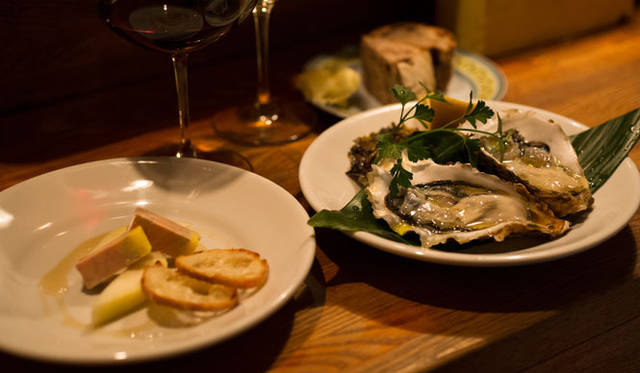 <strong>角田陽太｜東京浪漫酒場</strong>　学芸大学「Cignale Enoteca（チニャーレ・エノテカ）」　フォアグラのテリーヌと三重県産の牡蠣でスタート