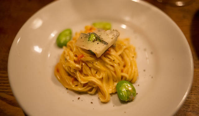 <strong>角田陽太｜東京浪漫酒場</strong>　学芸大学「Cignale Enoteca（チニャーレ・エノテカ）」　トマト、ゴルゴンゾーラ、空豆のパスタ