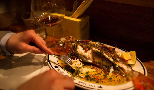 <strong>角田陽太｜東京浪漫酒場</strong>　学芸大学「Cignale Enoteca（チニャーレ・エノテカ）」　ホウボウのオーブン蒸し