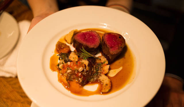 <strong>角田陽太｜東京浪漫酒場</strong>　学芸大学「Cignale Enoteca（チニャーレ・エノテカ）」　エゾ鹿のロースト