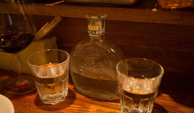 <strong>角田陽太｜東京浪漫酒場</strong>　学芸大学「Cignale Enoteca（チニャーレ・エノテカ）」　哀愁漂う古いRICARDの瓶をウォーターデカンタに