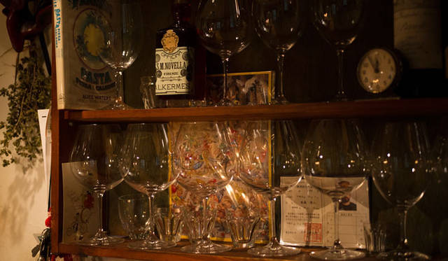 <strong>角田陽太｜東京浪漫酒場</strong>　学芸大学「Cignale Enoteca（チニャーレ・エノテカ）」　グラスが整列というよりは何となくならんでいる