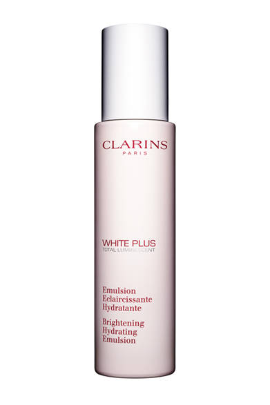 <strong>CLARINS｜クラランス</strong><br /><br />顔のくすんだ印象を、雲が晴れるようにきれいに消し去り、顔全体を透明感溢れる光で満たしてくれる薬用乳液が、クラランスから登場！ 乳液でありながら美容液レベルのホワイトニング威力を発揮し、使うたびにその効果を実感できそう。<br /><br />ホワイト-プラス モイスチュア エマルジョン<br />[75ml]　6930円　※医薬部外品<br /><br />クラランス<br />Tel. 03-3470-8545