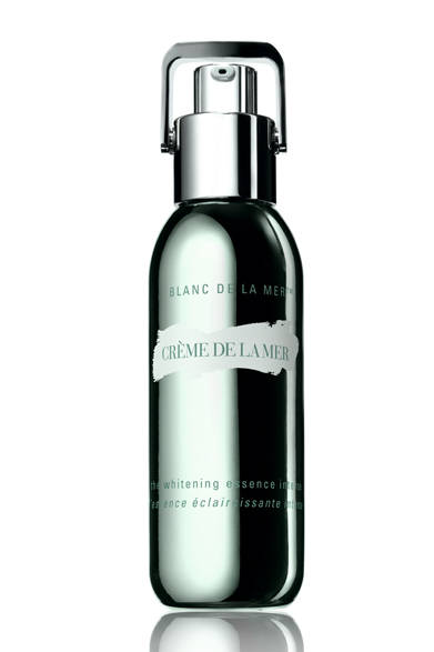 <strong>DE LA MER｜ドゥ・ラ・メール</strong><br /><br />深海に由来する再生力と、ドゥ・ラ・メールだけがもつバイオ発酵プロセスを活用した美容液。肌色トラブルを引き起こしている「ヴェール」に直接働きかけ、この1本で美白、エイジングケア、水分補給の3役をこなしてくれるというもの。肌本来の輝きと潤いを取り戻して。<br /><br />ザ・ホワイトニング エッセンス インテンス<br />[30ml]　3万4650円　※医薬部外品<br /><br />ドゥ・ラ・メール お客様相談室<br />Tel. 03-5251-3541<br />www.delamer.co.jp