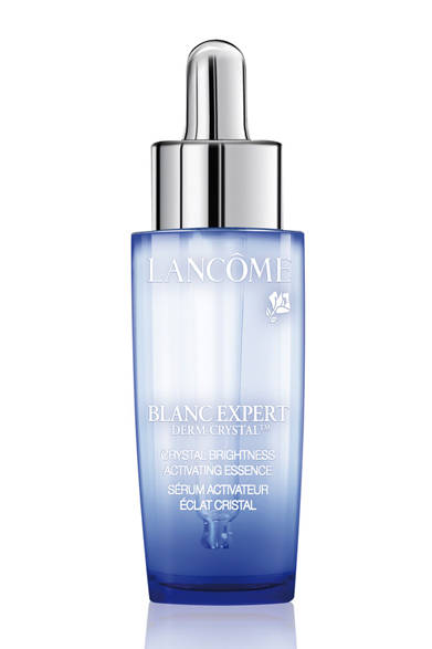 <strong>LANCÔME｜ランコム</strong><br /><br />独自の複合美白有効成分「ダームアクチルEX」が肌の深層にまで広がり、表皮レベルでの肌の色素沈着を引き起こす要因へのアプローチはもちろんのこと、自然な光の源である真皮にもターゲットを絞って働きかける。クリスタルのように明るく輝く美白肌を実現！<br /><br />ダームクリスタルセラム<br />[30ml]　1万1550円　※医薬部外品<br /><br />ランコム<br />Tel. 03-6911-8151<br />www.lancome.jp