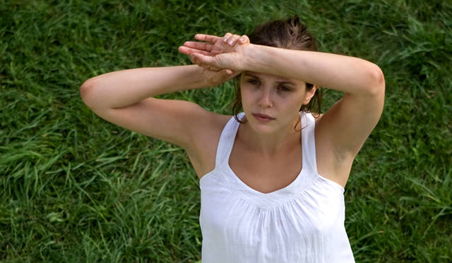 <strong>MOVIE｜『マーサ、あるいはマーシー・メイ』</strong>　主演のマーサを演じたのは、“オルセン姉妹”の妹、エリザベス・オルセン　