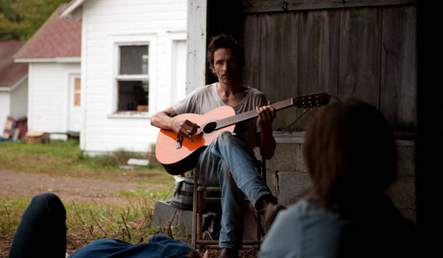 <strong>MOVIE｜『マーサ、あるいはマーシー・メイ』</strong>　カルト集団のリーダーをジョン・ホークスが演じた　© 2013 Twentieth Century Fox Home Entertainment LLC. All Rights Reserved.