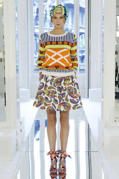 <strong>MSGM｜エムエスジーエム</strong>　2013年春夏コレクション　トップス 4万950円、スカート 3万4650円、ハット 1万1550円