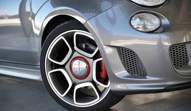 タイヤサイズは205/40R1を装着する