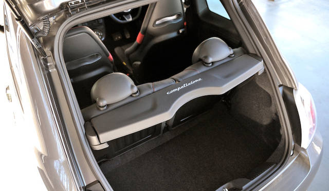 トランク容量は4人乗車時は182リットルで、リアシートを倒すことで最大547リットルを確保する