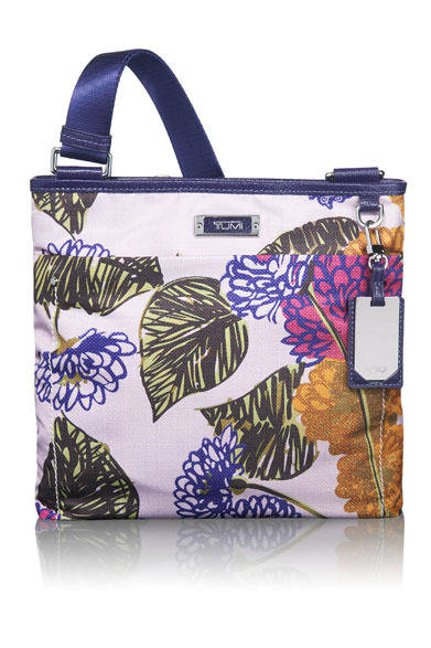 <strong>TUMI｜トゥミ</strong>　「Anna Sui for Tumi コレクション」　「Voyageur」 “カプリ” クロスボディ 2万3100円