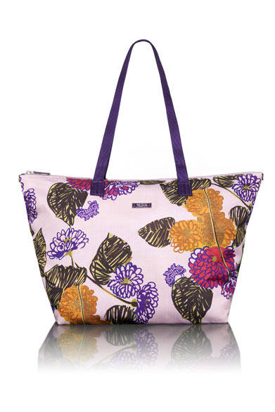 <strong>TUMI｜トゥミ</strong>　「Anna Sui for Tumi コレクション」　ラゲージのハンドルにセットアップができる背面スリーブつきの折りたたみ可能なショッパートート。「Travel Accessories」  ジャスト・イン・ケース・ショッパー 1万4700円