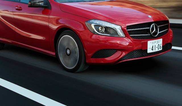 ひとつのライトで、ロービームとハイビームを担当するバイキセノンヘッドライト　A 180 BlueEFFICIENCYでは20万円のパッケージオプションに含まれる