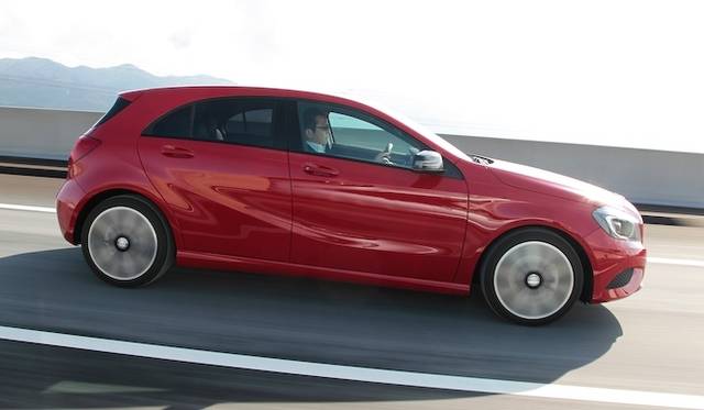 ひとつのライトで、ロービームとハイビームを担当するバイキセノンヘッドライト　A 180 BlueEFFICIENCYでは20万円のパッケージオプションに含まれる