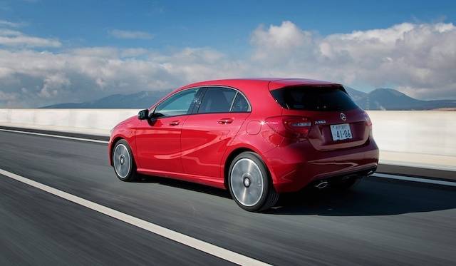 ひとつのライトで、ロービームとハイビームを担当するバイキセノンヘッドライト　A 180 BlueEFFICIENCYでは20万円のパッケージオプションに含まれる