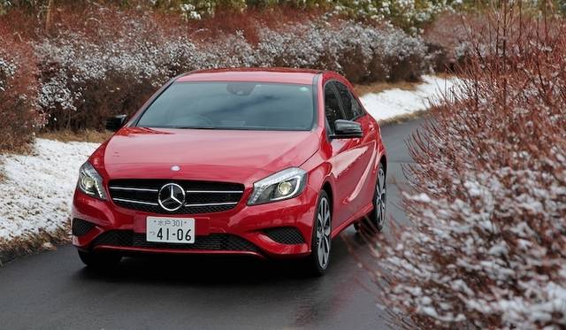 ひとつのライトで、ロービームとハイビームを担当するバイキセノンヘッドライト　A 180 BlueEFFICIENCYでは20万円のパッケージオプションに含まれる