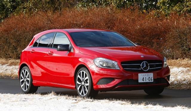 ひとつのライトで、ロービームとハイビームを担当するバイキセノンヘッドライト　A 180 BlueEFFICIENCYでは20万円のパッケージオプションに含まれる