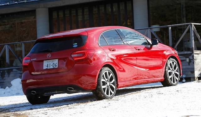 ひとつのライトで、ロービームとハイビームを担当するバイキセノンヘッドライト　A 180 BlueEFFICIENCYでは20万円のパッケージオプションに含まれる