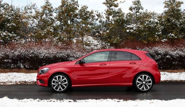 ひとつのライトで、ロービームとハイビームを担当するバイキセノンヘッドライト　A 180 BlueEFFICIENCYでは20万円のパッケージオプションに含まれる