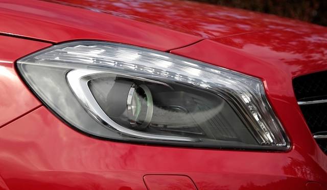 ひとつのライトで、ロービームとハイビームを担当するバイキセノンヘッドライト　A 180 BlueEFFICIENCYでは20万円のパッケージオプションに含まれる