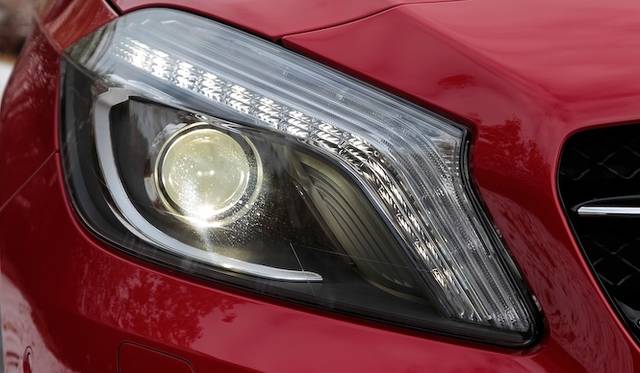 ひとつのライトで、ロービームとハイビームを担当するバイキセノンヘッドライト　A 180 BlueEFFICIENCYでは20万円のパッケージオプションに含まれる