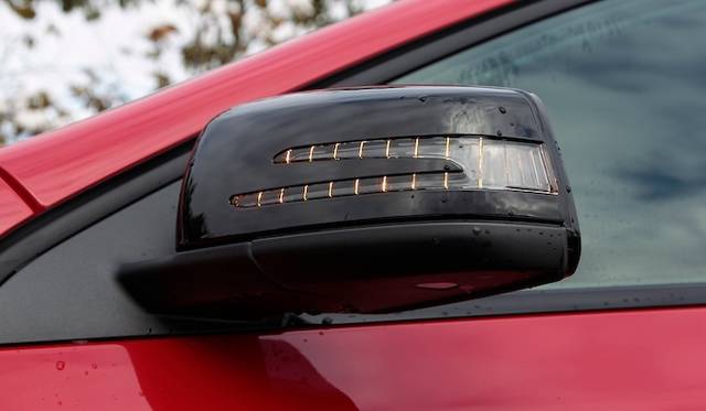 ひとつのライトで、ロービームとハイビームを担当するバイキセノンヘッドライト　A 180 BlueEFFICIENCYでは20万円のパッケージオプションに含まれる