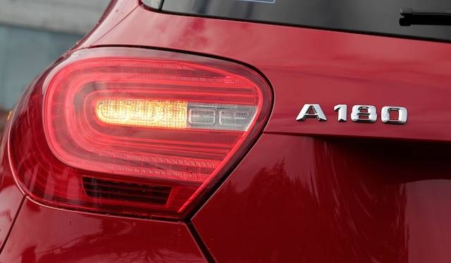 ひとつのライトで、ロービームとハイビームを担当するバイキセノンヘッドライト　A 180 BlueEFFICIENCYでは20万円のパッケージオプションに含まれる