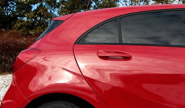 ひとつのライトで、ロービームとハイビームを担当するバイキセノンヘッドライト　A 180 BlueEFFICIENCYでは20万円のパッケージオプションに含まれる