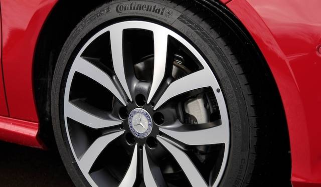 ひとつのライトで、ロービームとハイビームを担当するバイキセノンヘッドライト　A 180 BlueEFFICIENCYでは20万円のパッケージオプションに含まれる