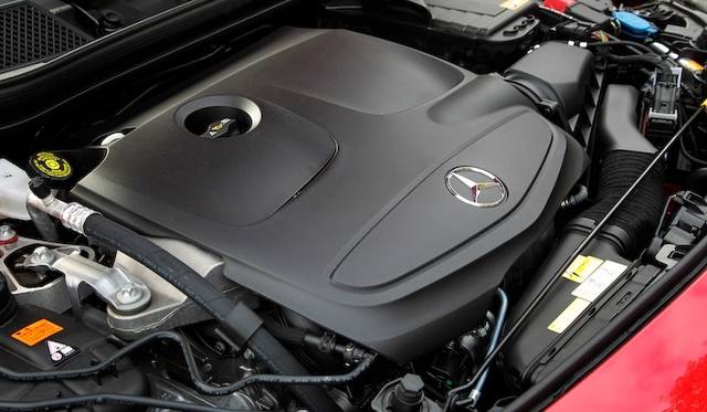 ひとつのライトで、ロービームとハイビームを担当するバイキセノンヘッドライト　A 180 BlueEFFICIENCYでは20万円のパッケージオプションに含まれる