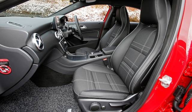 ひとつのライトで、ロービームとハイビームを担当するバイキセノンヘッドライト　A 180 BlueEFFICIENCYでは20万円のパッケージオプションに含まれる