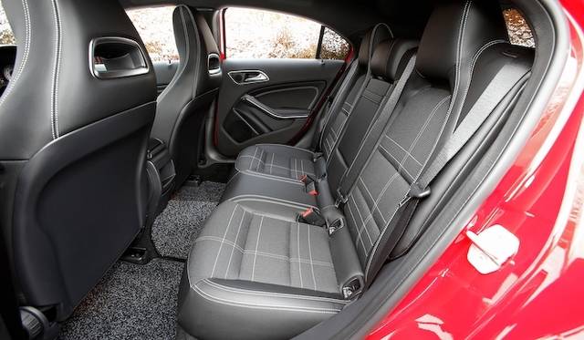 ひとつのライトで、ロービームとハイビームを担当するバイキセノンヘッドライト　A 180 BlueEFFICIENCYでは20万円のパッケージオプションに含まれる