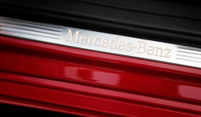 ひとつのライトで、ロービームとハイビームを担当するバイキセノンヘッドライト　A 180 BlueEFFICIENCYでは20万円のパッケージオプションに含まれる