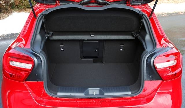 ひとつのライトで、ロービームとハイビームを担当するバイキセノンヘッドライト　A 180 BlueEFFICIENCYでは20万円のパッケージオプションに含まれる